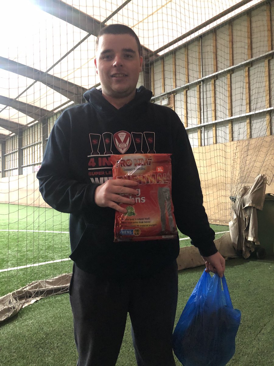 startingoverCIC's tweet photo. Great football therapy session tonight with the skins winning a really close game and the lads collecting their winter warmer packs thanks to @KnowsleyCouncil ❤️ https://t.co/Dhufn3XRj4