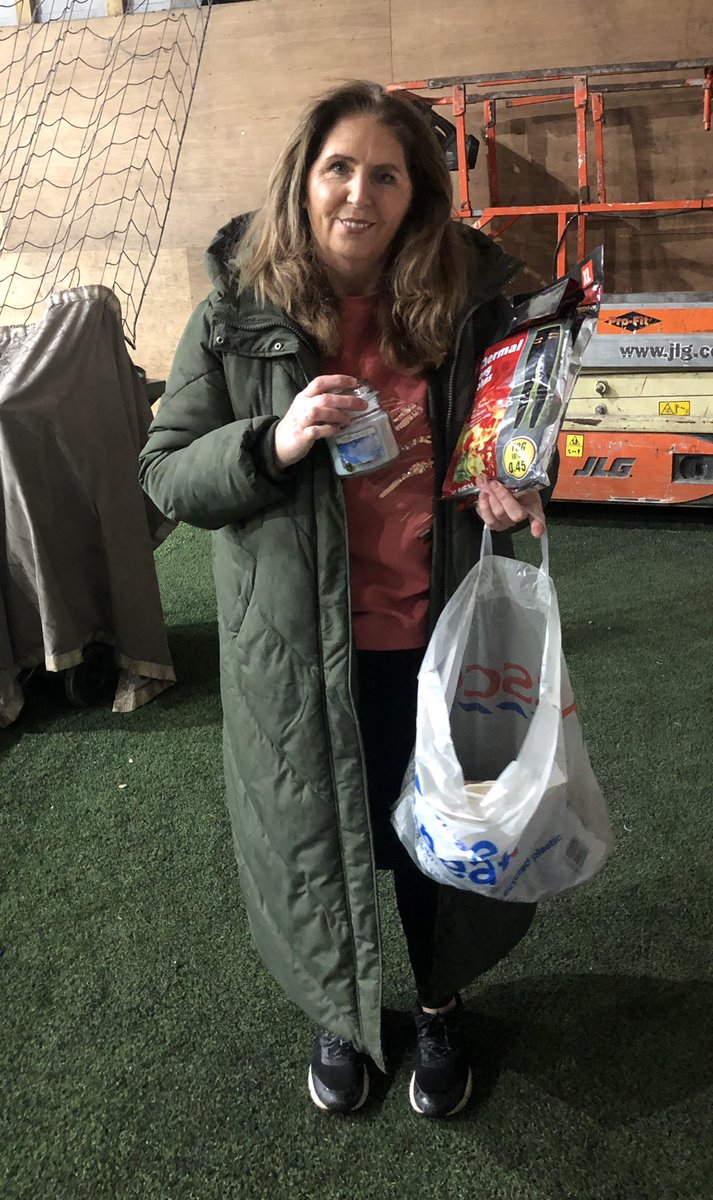 startingoverCIC's tweet photo. Great football therapy session tonight with the skins winning a really close game and the lads collecting their winter warmer packs thanks to @KnowsleyCouncil ❤️ https://t.co/Dhufn3XRj4