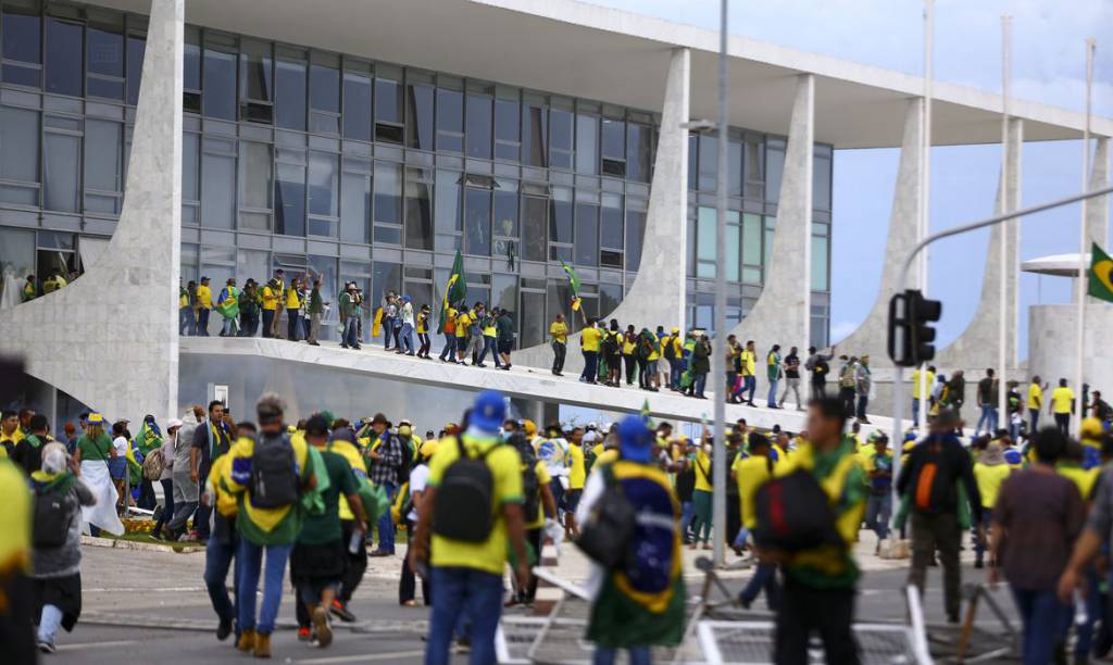 canaldoboi1's tweet image. Diversas pessoas invadiram a praça dos Três Poderes.
#AgroCanal #CanaldoBoi #SBA #brasilia 
bit.ly/3GS1O9Z