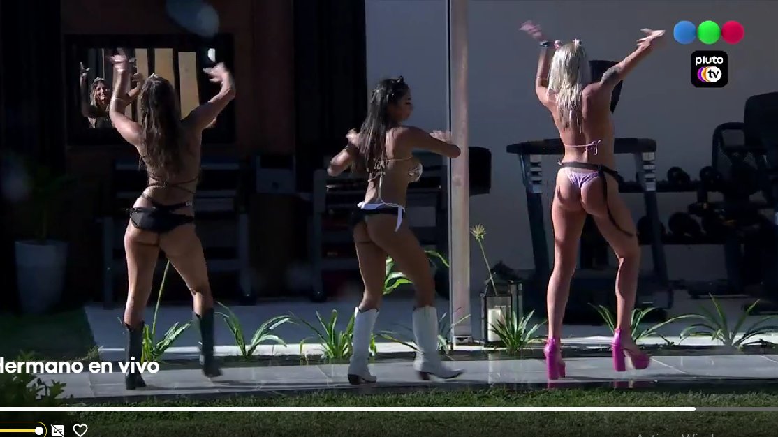 ComentandingGH's tweet photo. Las chicas y los chicos bailando el meneadito y el Cone patinando como oruga en el borde de la pileta JAJA  😂😂🤭🐰🐰🐰
@cotyrommero
   #AlexisGH #PoolPartyEnGH #PoolParty #granhermano #GranHermano2023 #GH2023 #Gh2022 #gh #9EnePoolPaEnGH https://t.co/bW5H2PiWW1