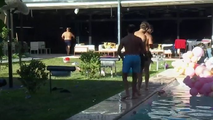 ComentandingGH's tweet photo. Las chicas y los chicos bailando el meneadito y el Cone patinando como oruga en el borde de la pileta JAJA  😂😂🤭🐰🐰🐰
@cotyrommero
   #AlexisGH #PoolPartyEnGH #PoolParty #granhermano #GranHermano2023 #GH2023 #Gh2022 #gh #9EnePoolPaEnGH https://t.co/bW5H2PiWW1