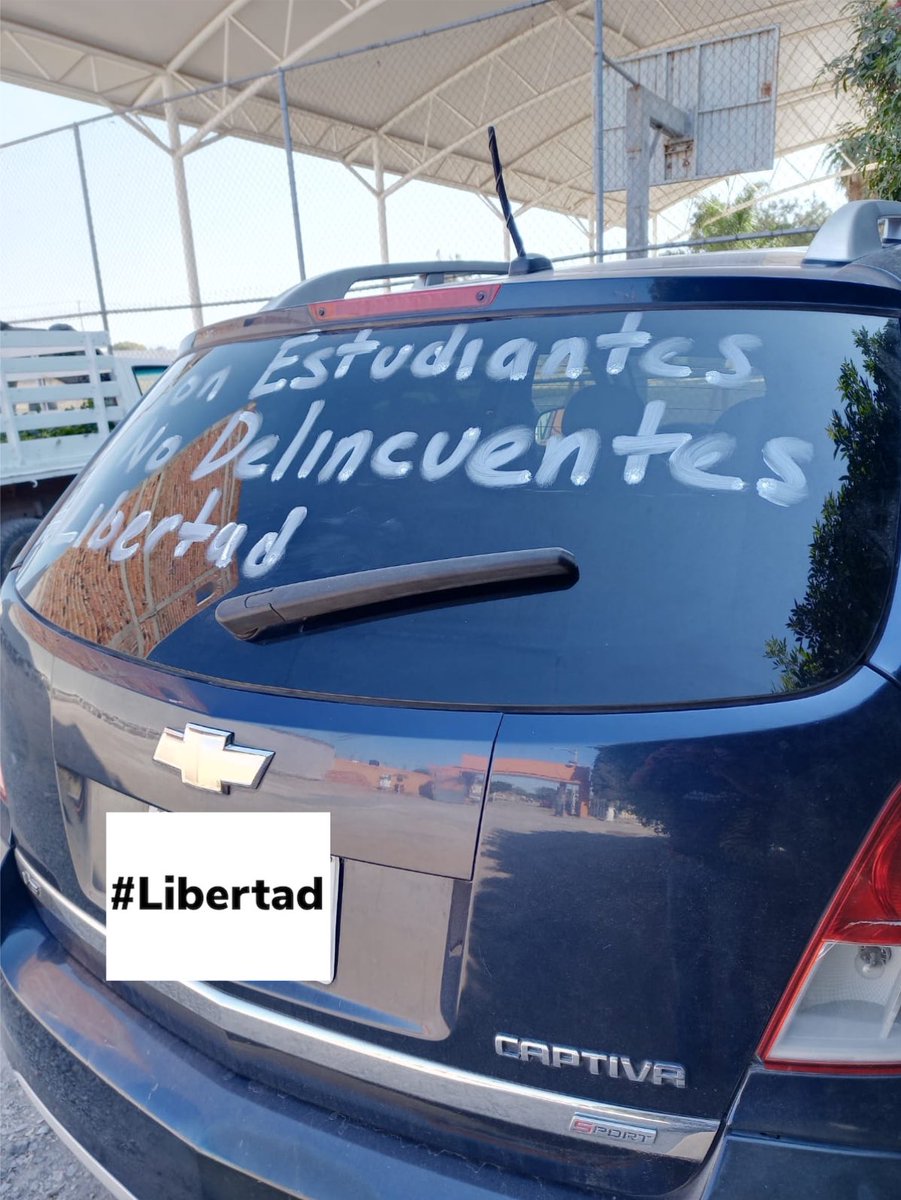 PrepaArenal's tweet photo. Integrantes de la comunidad universitaria de nuestra escuela en solidaridad con nuestros estudiantes Javier, Ilich y Alexis, detenidos injustamente.

Exigimos su #Libertad 

@udg_oficial @rvillanueval @sems_udg @CesarBarbaD @ManuelRomeroC @PaulPablo_ https://t.co/3ad68E9Imt