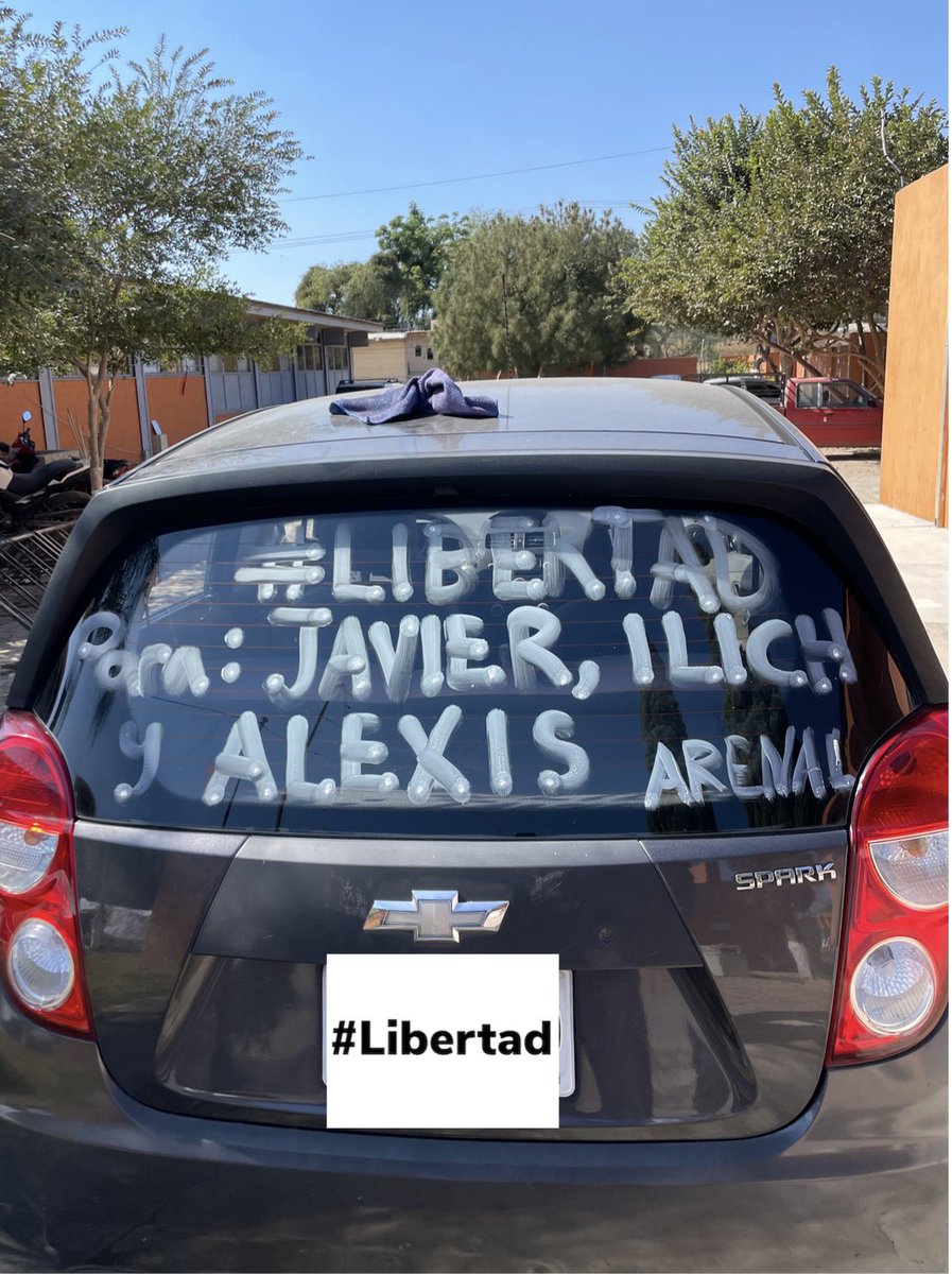 PrepaArenal's tweet photo. Integrantes de la comunidad universitaria de nuestra escuela en solidaridad con nuestros estudiantes Javier, Ilich y Alexis, detenidos injustamente.

Exigimos su #Libertad 

@udg_oficial @rvillanueval @sems_udg @CesarBarbaD @ManuelRomeroC @PaulPablo_ https://t.co/3ad68E9Imt