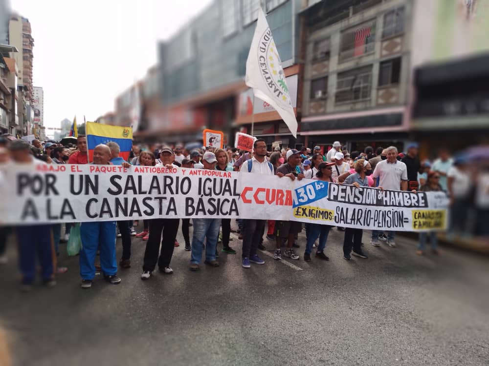 laea21's tweet photo. #09ENE | #ElMagisterio #Salud, #Jubilados, y otros #gremios: Tomaron las calles de #Maracay para exigir el cumplimiento del Art. 91 #CRBV

La aplicación inmediata del Art. 25, 

Exigimos sea  ANULADO DE INMEDIATO EL INSTRUTIVO #ONAPRE 

#OnapreViolaLaConstitucion https://t.co/jCb3vtPa8C