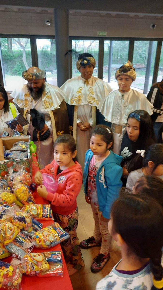 🎁 Amor y solidaridad: tuvimos el honor de recibir en el CENTIJ a familias unidas contra el cáncer infantil de la fundación Tinkunakama y a los Reyes Magos! Una jornada donde niños y niñas nos dejaron la mejor enseñanza: seguir adelante superándolo todo.
Gracias por acompañarnos!