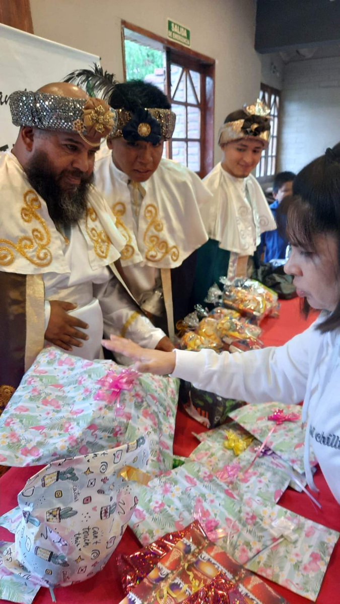 centij_ok's tweet photo. 🎁 Amor y solidaridad: tuvimos el honor de recibir en el CENTIJ a familias unidas contra el cáncer infantil de la fundación Tinkunakama y a los Reyes Magos! Una jornada donde niños y niñas nos dejaron la mejor enseñanza: seguir adelante superándolo todo.
Gracias por acompañarnos! https://t.co/OevA27nrD1
