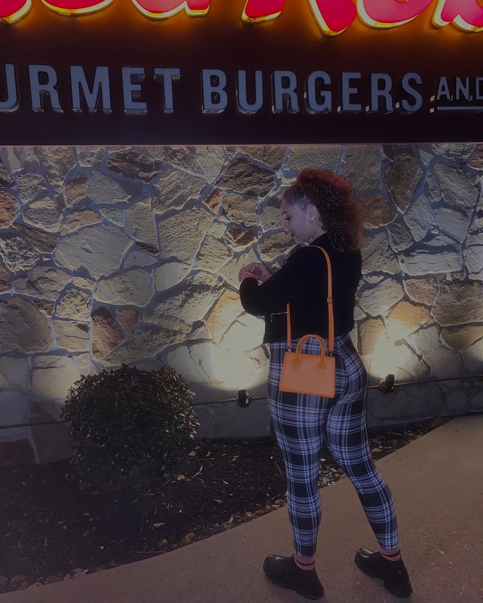 haydnii's tweet photo. ✨ Gourmet Meal ✨ but we’re not talking ‘bout the burgers. https://t.co/p1F79sLsmC