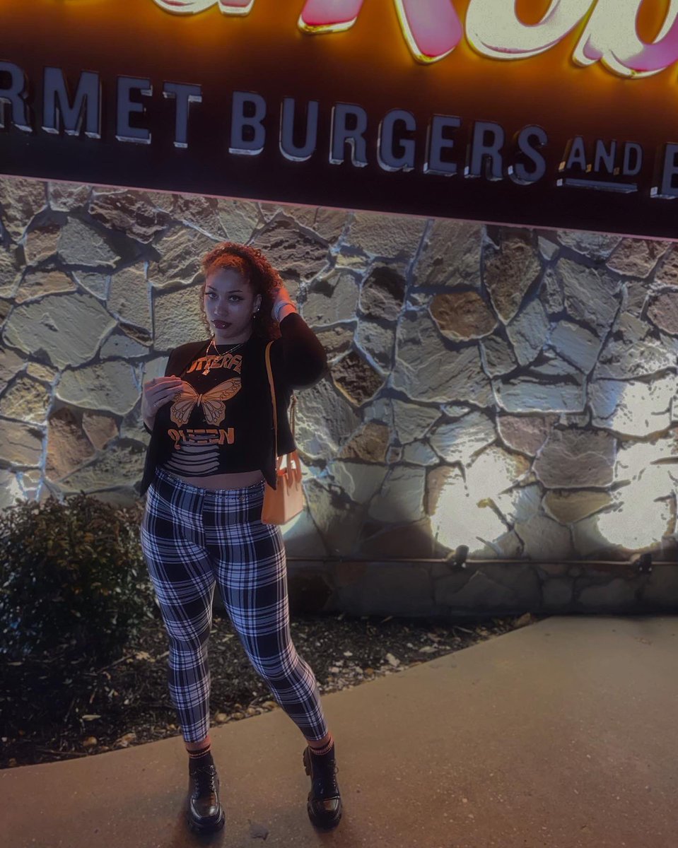 haydnii's tweet photo. ✨ Gourmet Meal ✨ but we’re not talking ‘bout the burgers. https://t.co/p1F79sLsmC