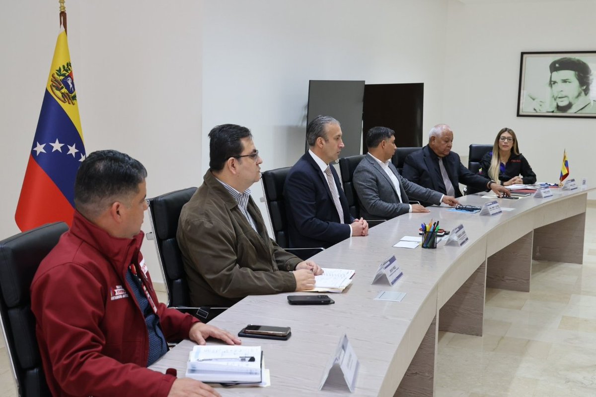 PDVSA's tweet image. 🇻🇪📰 “Con la presencia de nuestro nuevo presidente de PDVSA, Pedro Rafael Tellechea Ruíz, queda instalada una nueva Junta Directiva que promete seguir conduciendo a los destinos victoriosos de la industria más importante de nuestro país, PDVSA”, indicó El Aissami en la actividad.