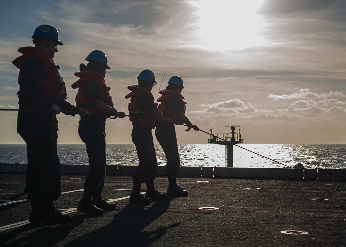 US7thFleet's tweet image. Sailors aboard the @USNavy's aircraft carrier #USSNimitz #CVN 68 conduct a replenishment-at-sea with the @MSCSealift Henry J. Kaiser-class underway replenishment oiler USNS Guadalupe (T-AO 200). #FreeandOpenIndoPacific | #MSCDelivers | #FeedingtheFleet