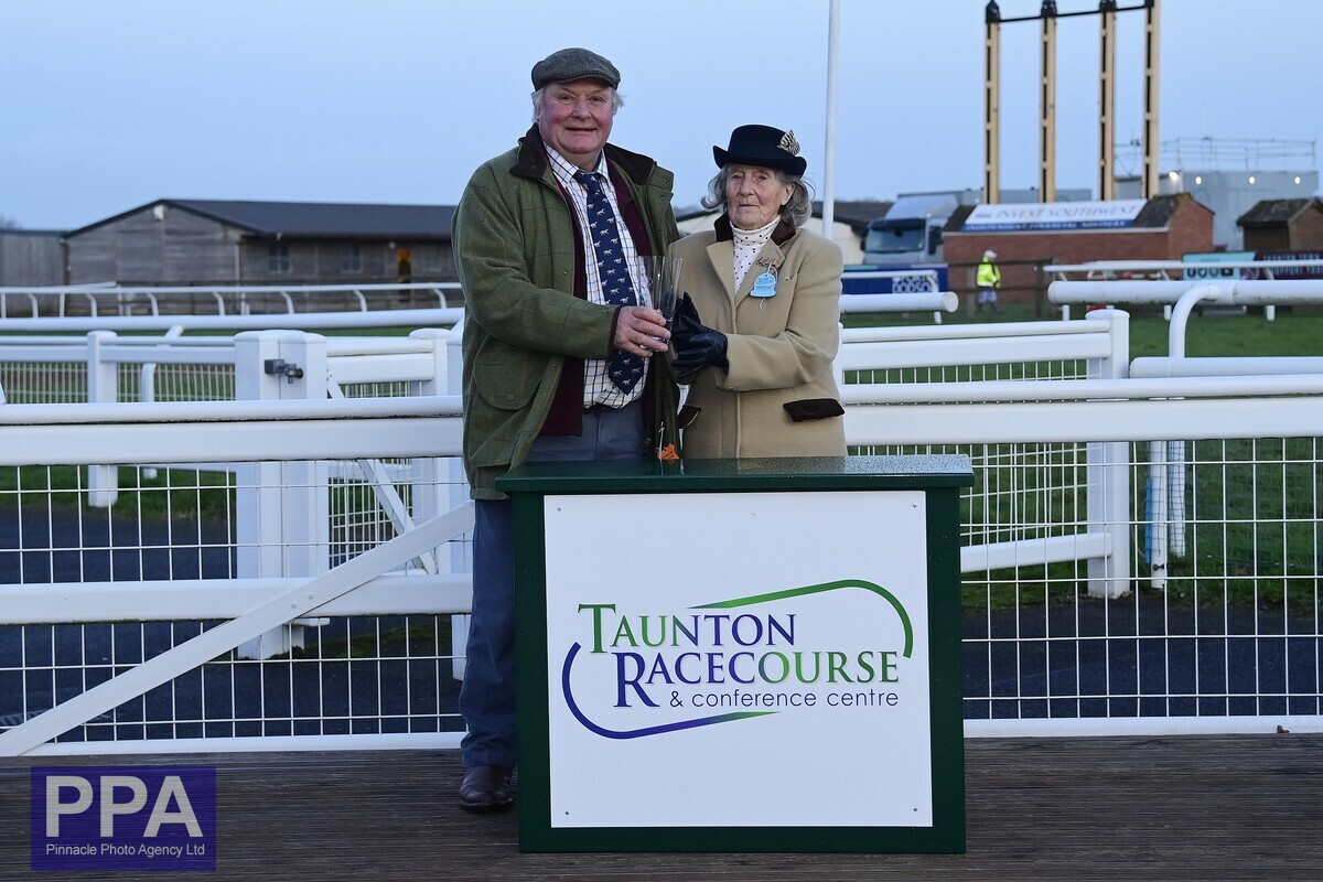 ppauk's tweet photo. Race 7 Winner, @TauntonRacing, Envious Editor ridden by Henry Crow.

@wmnsport @somlivesport @HiggsonHorses @WMNHorses https://t.co/ro0Rw89pI6
