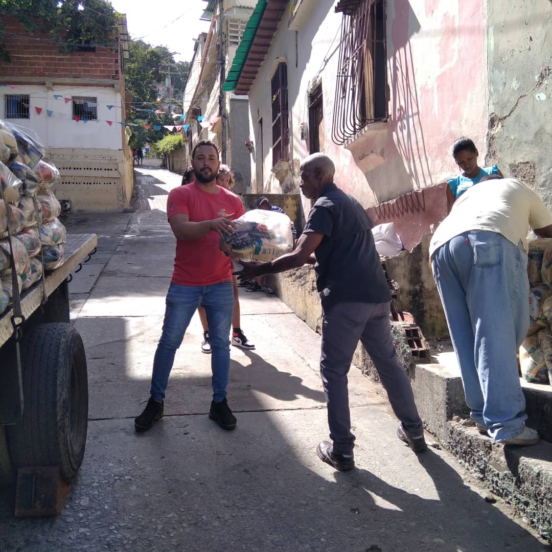 MercalOficial's tweet photo. #LaGuaira || Continuando con las atenciones de los puntos y círculos en el Litoral Central, @MercalOficial de la mano con los Clap, llevaron el beneficio alimenticio a la comunidad de Barrio Bolívar, en el casco colonial de la entidad.
#ComienzanLosCambiosEnPDVSA https://t.co/jBEHCDHwAb
