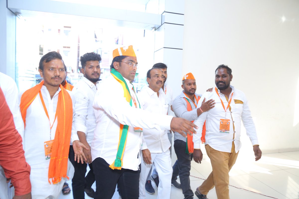 iamgopalvakode's tweet photo. BJYM Golconda Zilla Team whole heartedly thank you sri @Eatala_Rajender  Garu for his guidence to BJYM karyakarta at BJYM EXECUTIVE MEETING at Mohini Function hall. 
@iamnitinnandkar ji
#etalarajender #huzurabad #BJP #BJYM #bjp4telangana #bjp #bjym https://t.co/noWVazNkpU