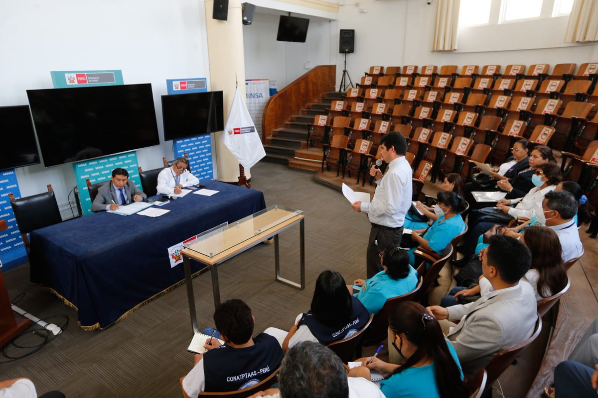 Minsa_Peru's tweet photo. Autoridades del #Minsa se reunieron con los representantes de los profesionales de la salud para coordinar acciones que permitan seguir atendiendo sus demandas laborales y fortalecer los niveles de atención en beneficio de la población. https://t.co/uA9qcmWYTq
