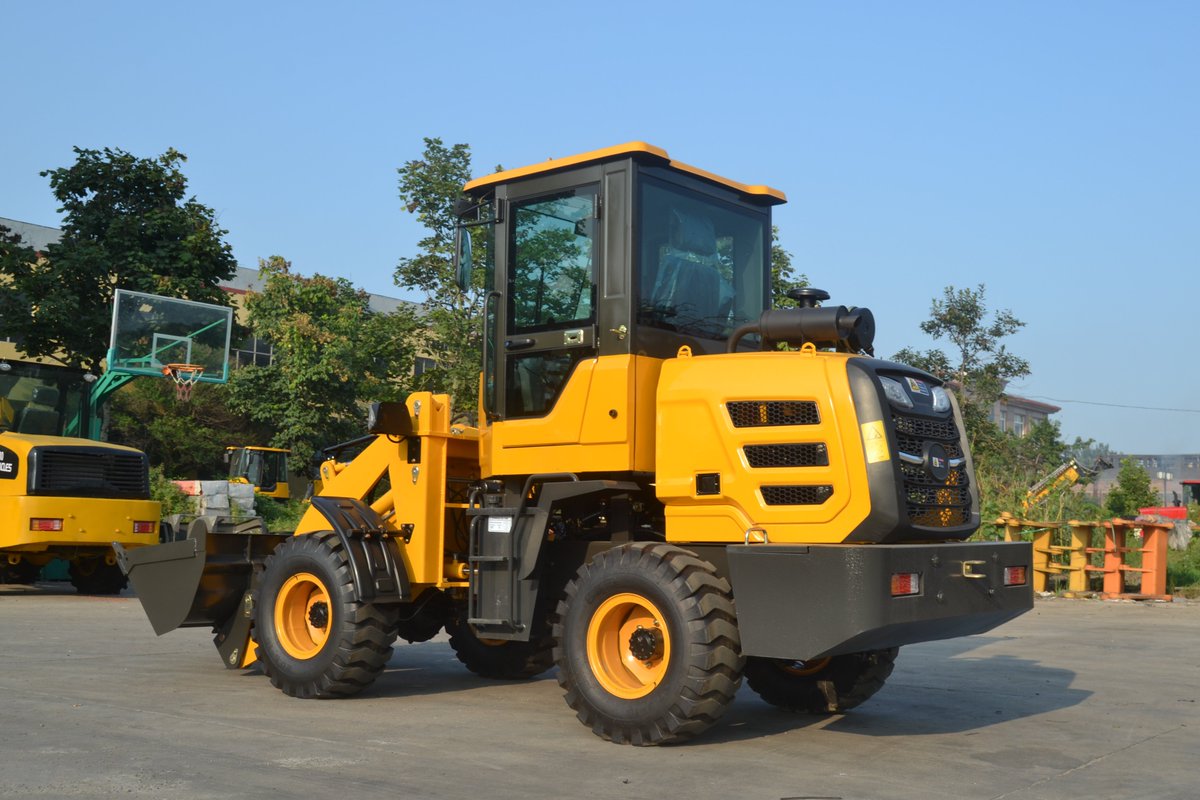 Bunny99on's tweet photo. 1.5ton SW926 Wheel  Loader for sale👍🤟🙋‍♀️
Overall dimensions: 5325×1800×2680mm 
Bucket capacity: 0.7m³ 
Rated load: 1500Kg 
Operating weight: 3300kg 
The maximum unloading height: 2900mm 
The minimum turning radius: 3600mm 
Engine: YUNNEI/YN25GB  
Cylinder number: 4 https://t.co/o1PySbxUmU