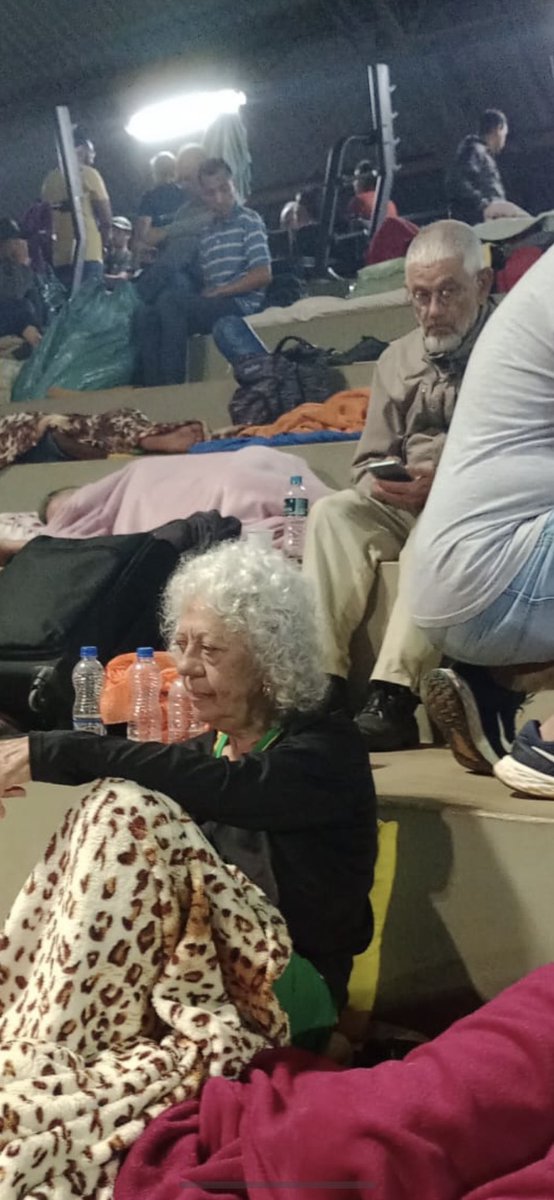 Maubmarcon's tweet image. Recebi essa imagem de dois idosos detidos o dia todo em Brasília por supostamente terem participado de “atos terroristas” na Capital Federal. 👇🏻