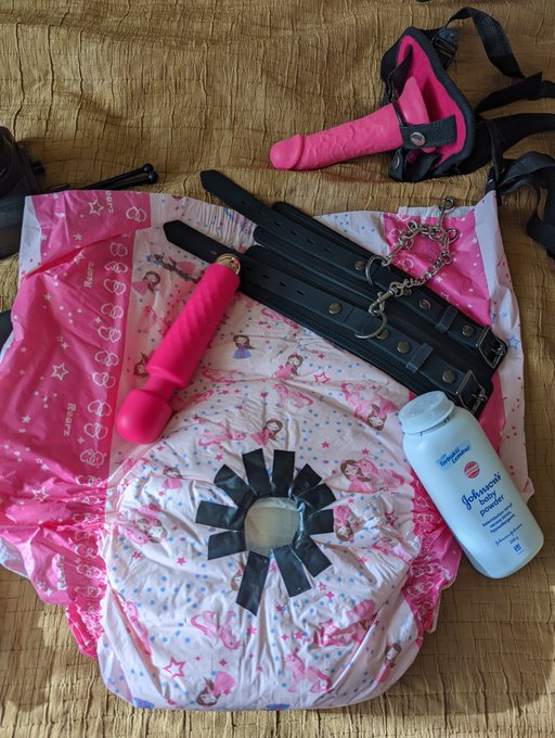 Diaperperv (NOT A Domme/mommy)’s pics and videos