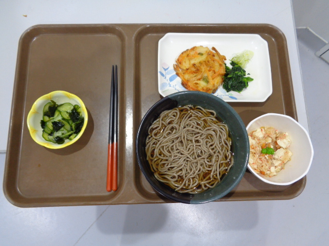 12月31日　当院ご入院の患者様に「年越しそば」のイベント食をご提供しました！
◆メニュー◆
＊そば
＊かき揚げ
＊かに風味炒り豆腐
＊胡瓜の酢の物

東京品川病院　栄養科