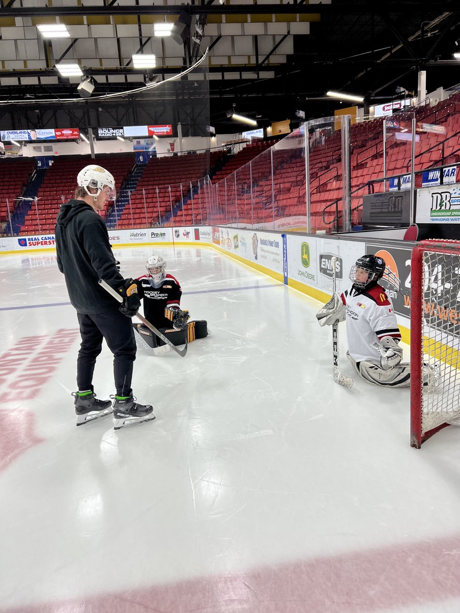 mattkiazyk's tweet photo. Big shout out and a huge thanks to @Jonesy__33 of the @bdnwheatkings for coming out to @hockeybrandon17 U11 practice today to gives some tips for the goalies. #bdnmb https://t.co/aElbCjPwVR