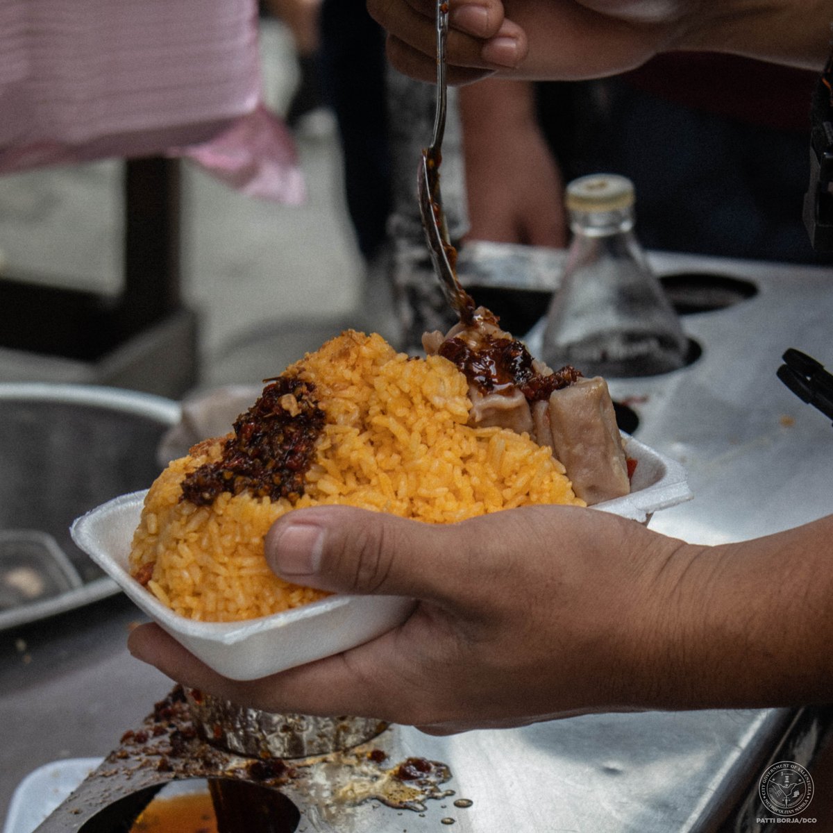 valenzuelacity's tweet photo. Sa halagang 35 pesos, may 4 pieces siomai at rice ka na! Samahan pa ng toyomansi at chili sauce, siguradong #busolved ka talaga! π https://t.co/ZpMnU0Q0bF
