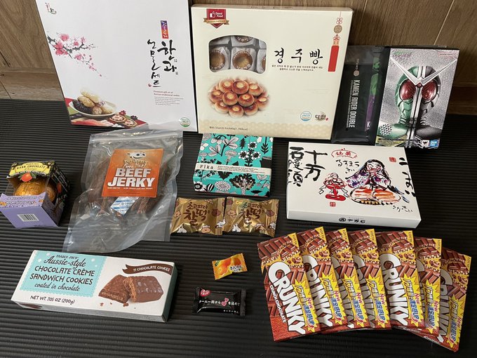 遅くなりましたが、今回もコミケでたくさんの差し入れ本当にありがとうございます!
今回は様々な国の商品が入って彩り豊か!
全部おいしく頂きます!! 