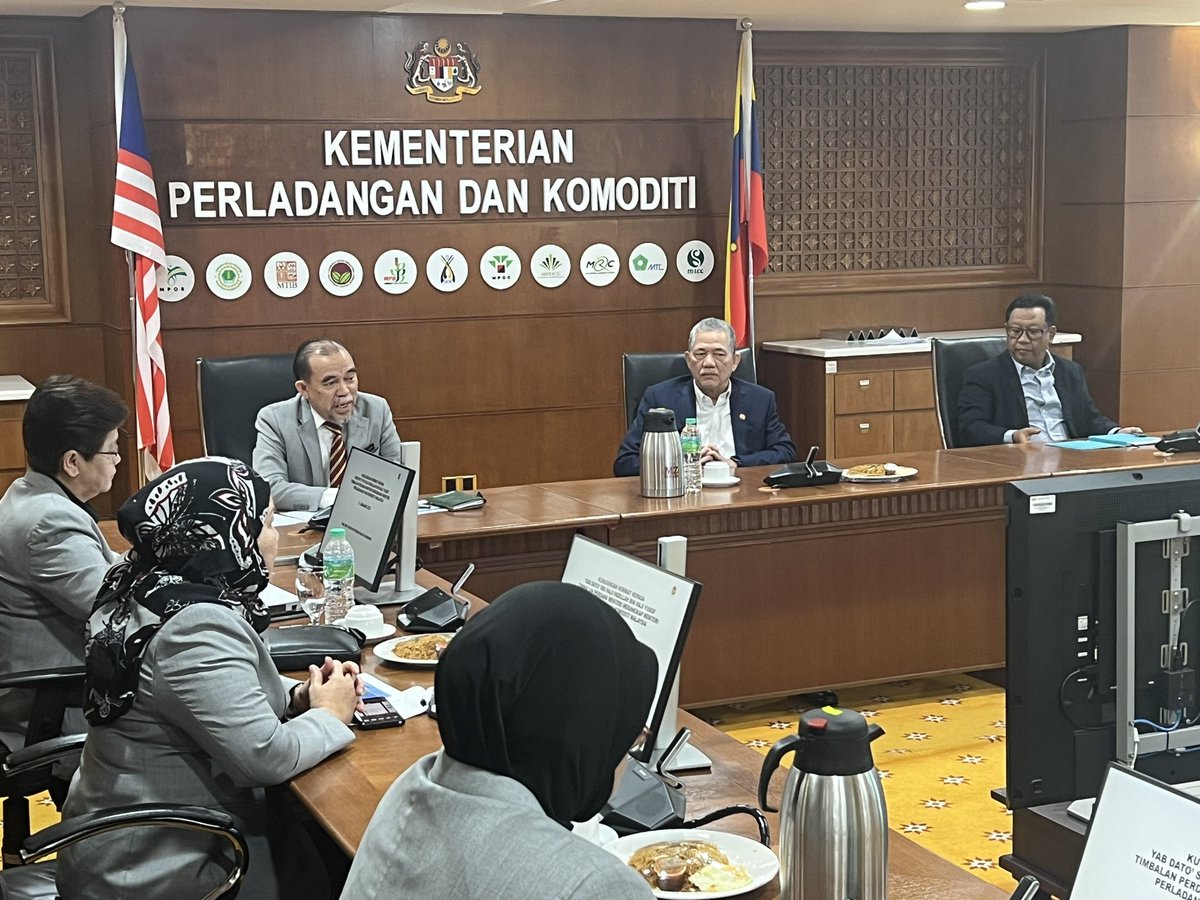 PetraJayaMP's tweet photo. Pagi ini menerima kunjungan delegasi Perbadanan Kemajuan Perusahaan Kayu Sarawak (PUSAKA) di Kementerian Perladangan dan Komoditi (KPK). Turut mendengar taklimat disampaikan Pengurus Besar PUSAKA, Datuk Haji Hashim Haji Bojet. https://t.co/7VUUhj0pNw