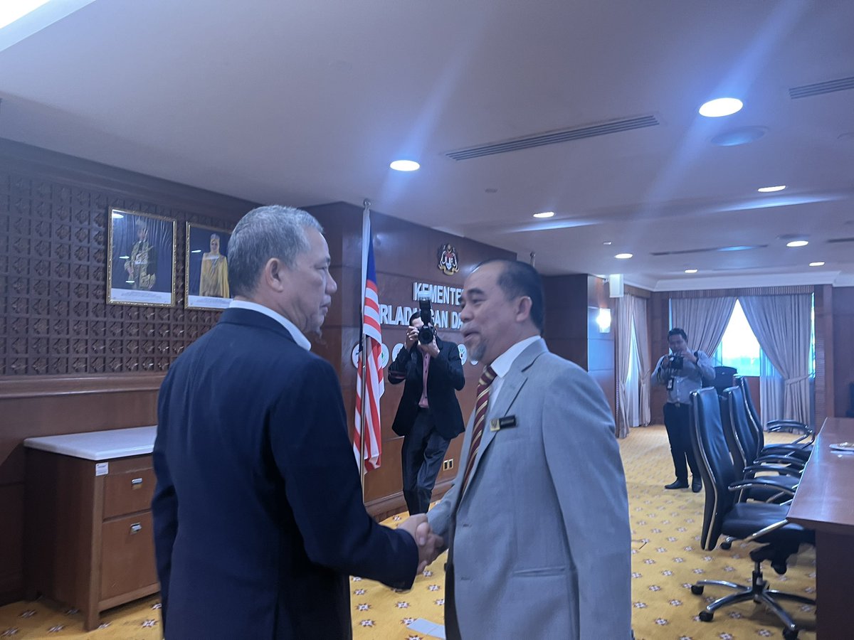PetraJayaMP's tweet photo. Pagi ini menerima kunjungan delegasi Perbadanan Kemajuan Perusahaan Kayu Sarawak (PUSAKA) di Kementerian Perladangan dan Komoditi (KPK). Turut mendengar taklimat disampaikan Pengurus Besar PUSAKA, Datuk Haji Hashim Haji Bojet. https://t.co/7VUUhj0pNw