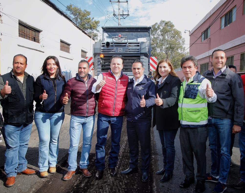 josejoseantonio's tweet photo. Este 2023, haciendo equipo con @EVillegasV y el @gobdgo, vamos por 300 mil m2 ✅ más de pavimento. 🛣️

¡Enchulando la casa! 🏡 👊🏼

#SinTreguaALosBaches 🚧 https://t.co/ZeDIbJBJ4i