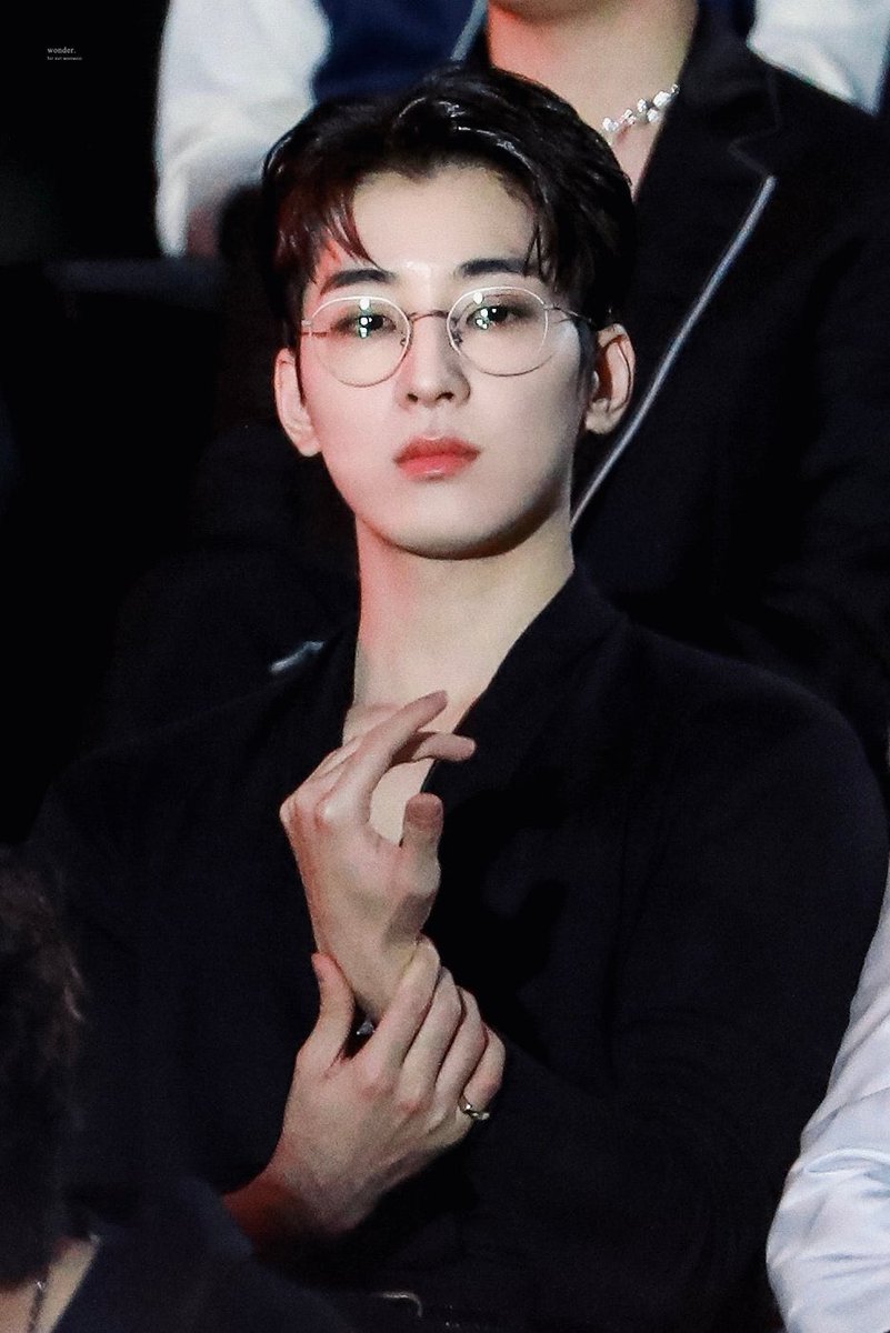 wonunyamingyu's tweet photo. Wait… ini demi pemotretan, Wonwoo mindah cincin ke kelingking kiri?🥺 Wonwoo biasa make cincin di kelingking kanan sama kaya Mingyu. Tapi buat scene ini sama mg, ww mindah cincinnya ke tangan kiri biar cincinnya sepasang sama2 keliatan🥲 https://t.co/mSkAZdcJLB