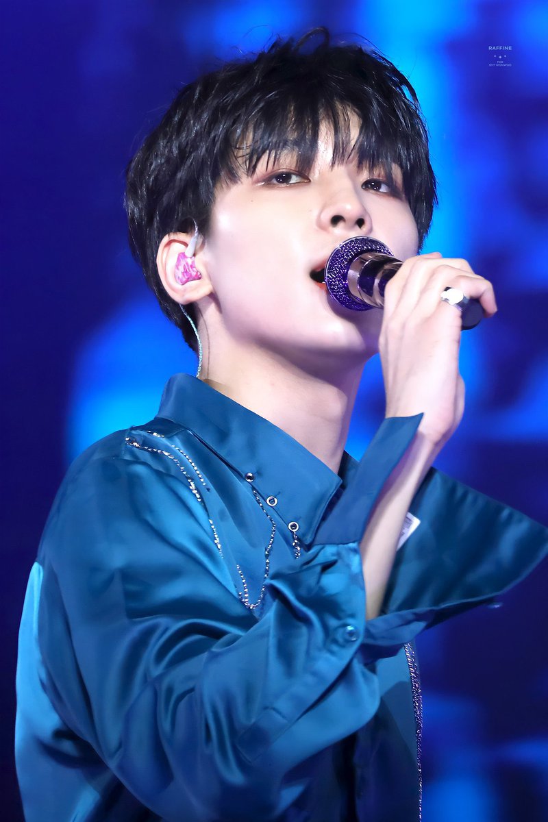 wonunyamingyu's tweet photo. Wait… ini demi pemotretan, Wonwoo mindah cincin ke kelingking kiri?🥺 Wonwoo biasa make cincin di kelingking kanan sama kaya Mingyu. Tapi buat scene ini sama mg, ww mindah cincinnya ke tangan kiri biar cincinnya sepasang sama2 keliatan🥲 https://t.co/mSkAZdcJLB