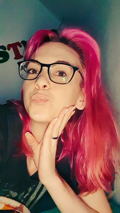 Good night 🫡😘  Pssssst: Die Brille ist auch neu 🤫🤭  #goodnight #neu #Brille https://t.co/gFNjwt9U4p<a href="/tag/goodnight"class="tags"><span>#goodnight</span></a><a href="/tag/neu"class="tags"><span>#neu</span></a><a href="/tag/brille"class="tags"><span>#brille</span></a>