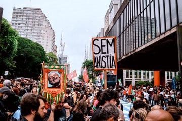 Manifestantes se concentram em frente ao Masp, na Av. Paulista. É possível ver uma bandeira com o rosto de Lula emoldurado e outra em que está escrito "sem anistia".