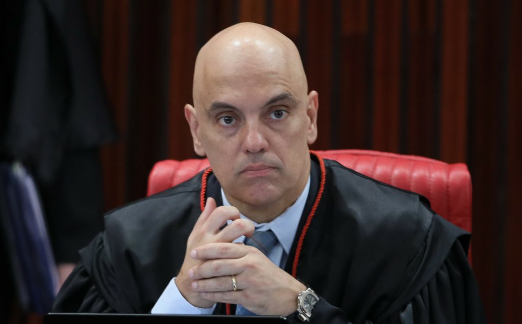 Temer, inadvertidamente colocou a pedra fundamental da democracia brasileira. Alexandre de Moraes é a única instituição que trabalha incansavelmente no país. Pensem que quiserem; mas a democracia ainda vive nesse país por causa desse homem. Ñ sei o dia de amanhã, mas hoje eu sei.