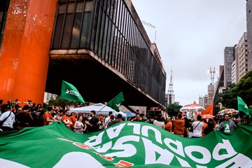 Manifestantes estão em frente ao Masp, na Avenida Paulista, em repúdio às ações terroristas que aconteceram em Brasília no último domingo (8). O tempo está nublado.