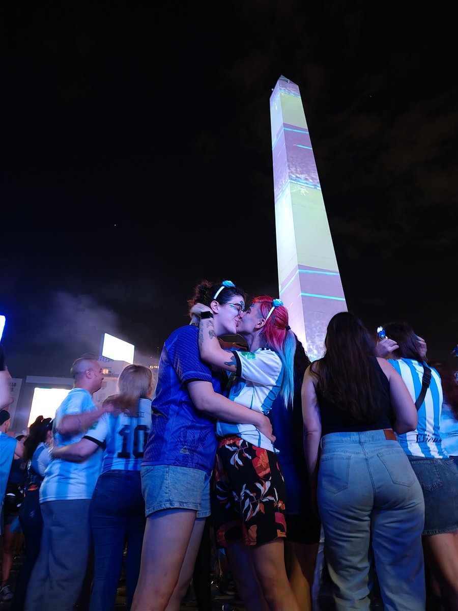 LuuParamore tweet media