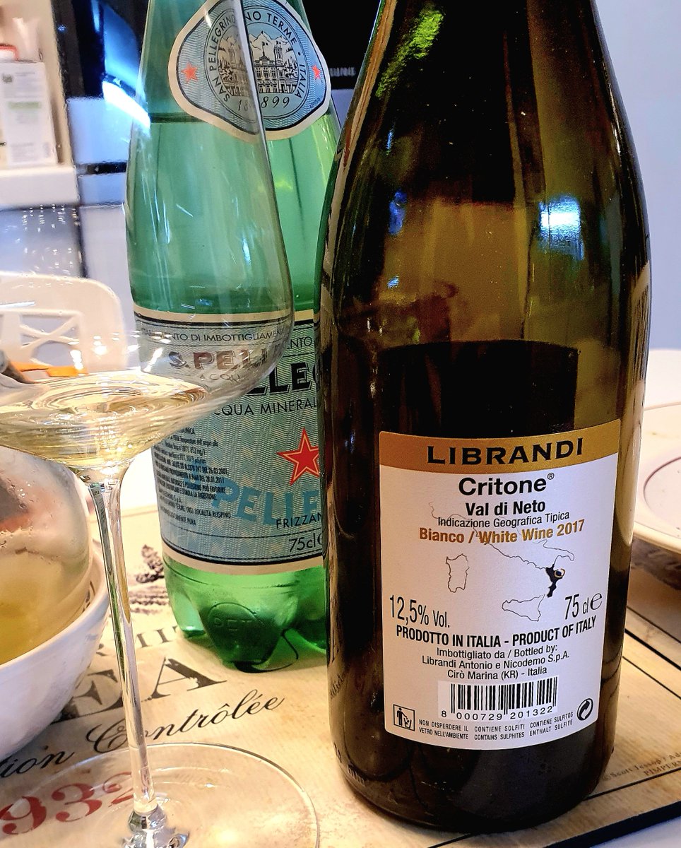 Alla cieca diresti un #friulano
A sorpresa è il #Critone2017 #Librandi
Cinque anni dopo un calice paglierino luminoso, maturo. Prodigo di frutti tropicali e agrumi con cenni di prato estivo.
#Cremoso #minerale piacevolmente lungo, in chiusura, con persistente #sapidità

#Calabria