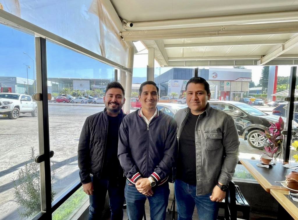 En reunión con mi amigo <a href="/alevelarmas/">𝐀𝐥𝐞𝐣𝐚𝐧𝐝𝐫𝐨 𝐕𝐞𝐥𝐚𝐬𝐜𝐨 𝐀𝐫𝐦𝐚𝐬</a>, secretario de jóvenes del <a href="/MorenaOaxaca1/">Morena Oaxaca</a> y <a href="/Rodrigo_Vasq0/">Rodrigo Vásquez</a>,titular de <a href="/Injeo_GobOax/">Instituto de la Juventud del Estado de Oaxaca</a>, coordinaremos y trabajaremos para visitar a nuestros jóvenes en las regiones y en nuestro municpio de #Xoxocotlán. 
#JuventudQueTransforma #RelevoGeneracional