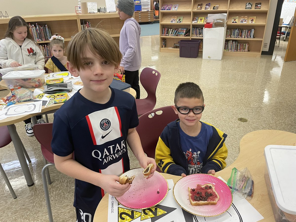 mrsgrun4th's tweet photo. Having a “Toast” to the New year with our 1st Grade Buddies!! 🍞🎉 @happy2educate https://t.co/KSQjigU7KZ