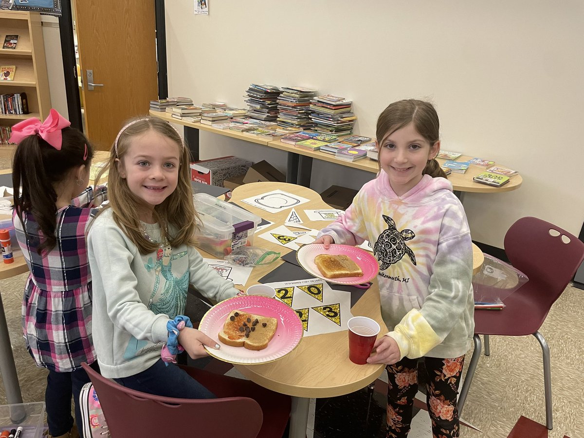 mrsgrun4th's tweet photo. Having a “Toast” to the New year with our 1st Grade Buddies!! 🍞🎉 @happy2educate https://t.co/KSQjigU7KZ