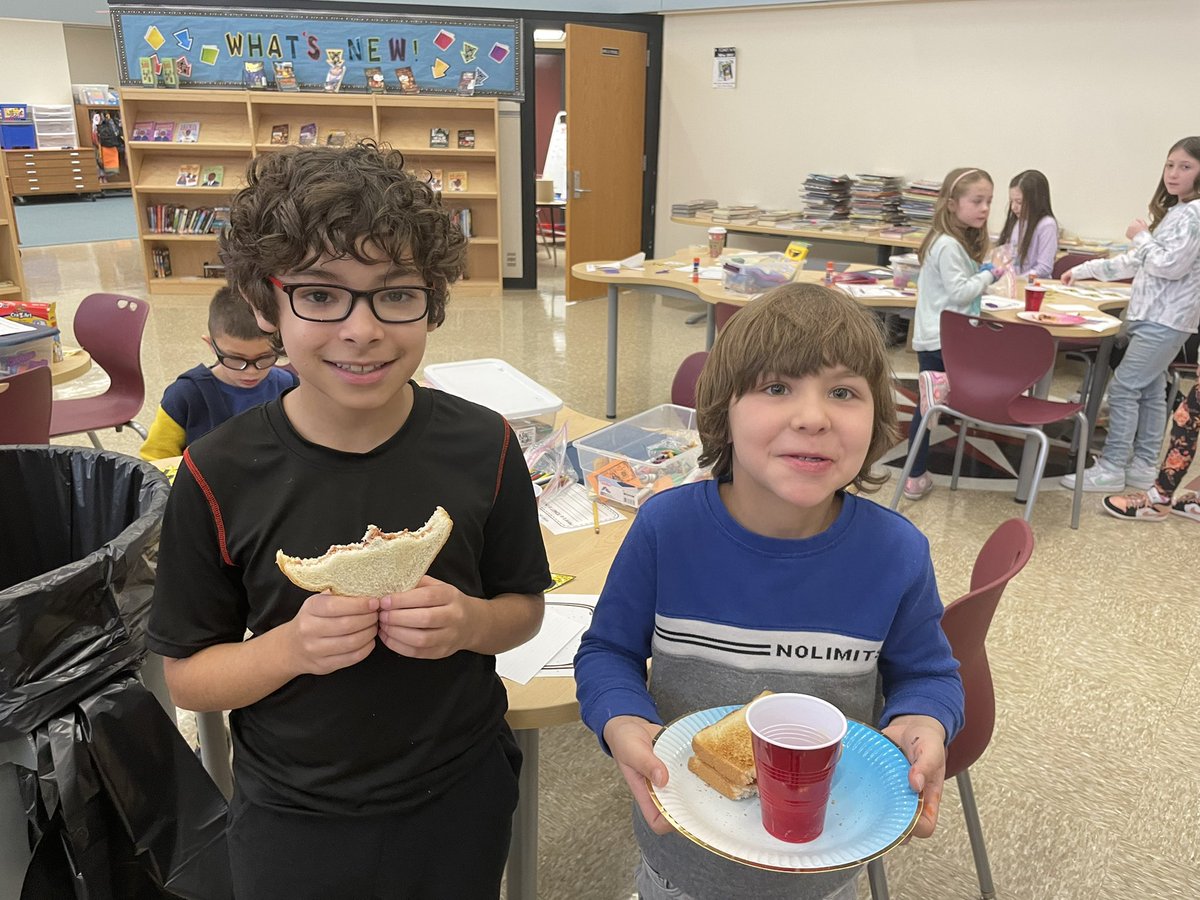 mrsgrun4th's tweet photo. Having a “Toast” to the New year with our 1st Grade Buddies!! 🍞🎉 @happy2educate https://t.co/KSQjigU7KZ