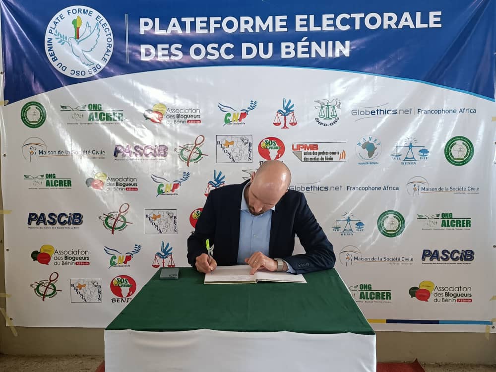 En visite à la salle de situation électorale, l'Ambassadeur de l'#Allemagne signe le livre d'or et remercie la Plateforme pour son professionnalisme. 
#vote229 #Legislatives2023 <a href="/UEauBenin/">UE au Bénin</a> <a href="/ambafrancebenin/">La France au Bénin 🇫🇷🇧🇯🇪🇺</a> <a href="/DDCBenin/">Coopération suisse au Bénin</a>
