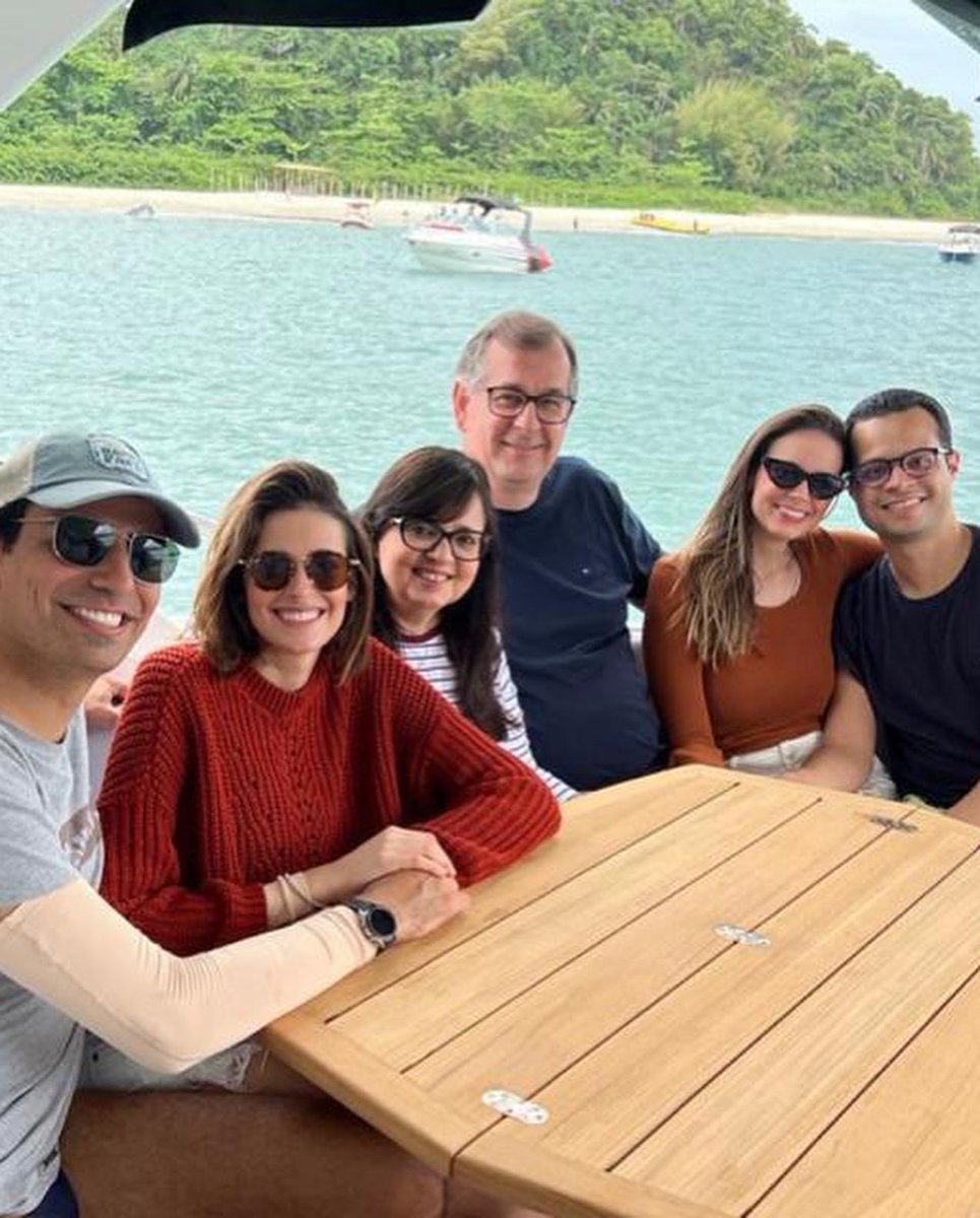 Estamos completando 37 anos de casados. Gostaria de agradecer a Deus mais uma vez pela linda e maravilhosa esposa e a família querida e especial. Não somos perfeitos, mas o amor de Deus pode ser sentido a cada fase da viagem. Amo muito minha querida esposa e minha linda família!!