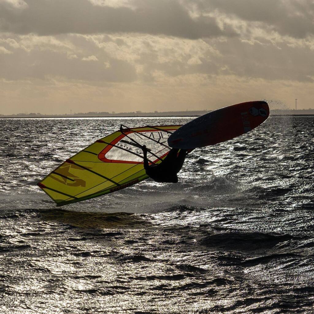 kaoDev's tweet photo. For this year’s obligatory Baltic Sea picture from New Year’s Day, I got some nice windsurf action #newyear2023 #balticsea #windsurf #sun #shadow #photography https://t.co/gUt7biicfB https://t.co/dVZLxsjXFB