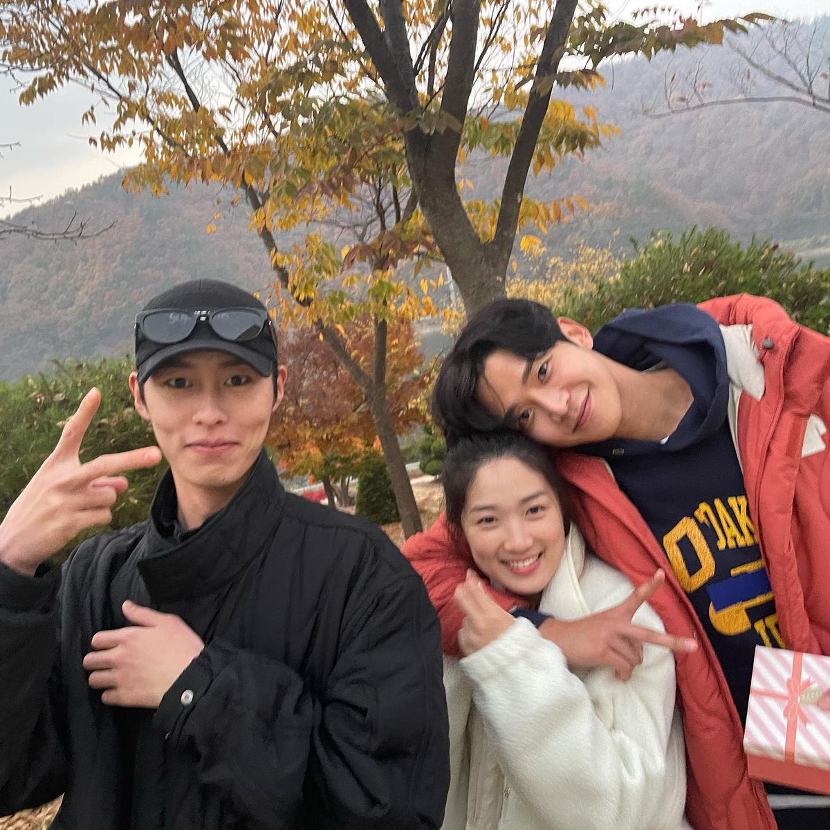 treasuresteume's tweet photo. Jaewook finally found where to place his arm! 😏😍

#GoYounJung 
#LeeJaeWook
#KimHyeyoon
#ROWOON https://t.co/puLTR7mTEC