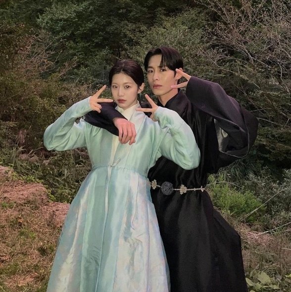 treasuresteume's tweet photo. Jaewook finally found where to place his arm! 😏😍

#GoYounJung 
#LeeJaeWook
#KimHyeyoon
#ROWOON https://t.co/puLTR7mTEC