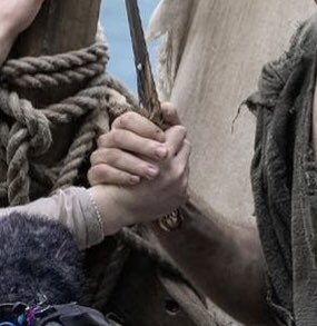 THEY’RE HOLDING HANDS REPEAT THEY’RE FUCKING HOLDING HANDS 😭😭😭😭