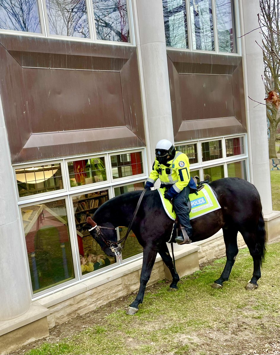 TPSMounted's tweet photo. #PHSutherland visiting the wee smiling faces from the other side of the library window in #kewgardens #thebeach #nicetomeetyou #policehorse #55division It was a chilly but an awesome patrol. Always such a welcoming neighborhood.🐴👍😊❤️ https://t.co/EaXi9p9mlh
