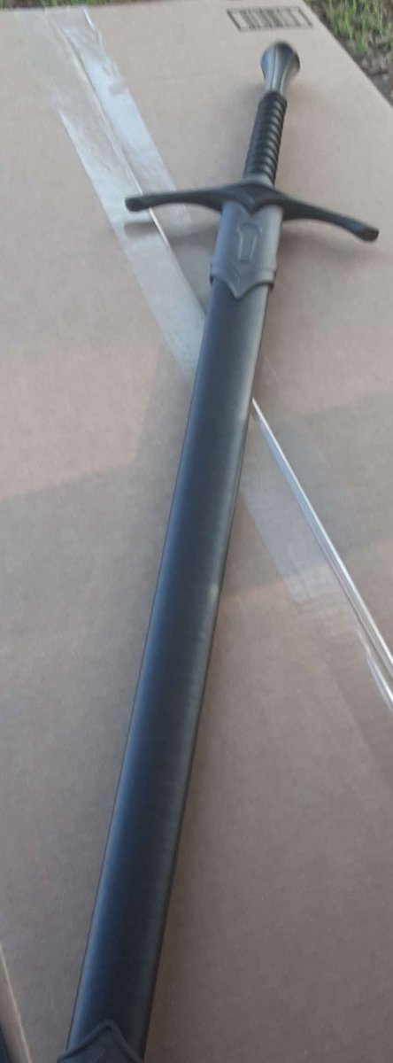veylstone's tweet photo. attention users of twitter I am appearing for the first time in months to announce that I am now in possession of a sword https://t.co/Gh2HngwJ6a