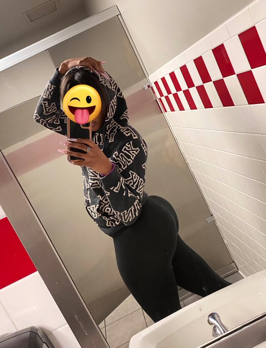 Ass fat, pussy tight, pockets heavy 😌 https://t.co/Mip96NwxP0