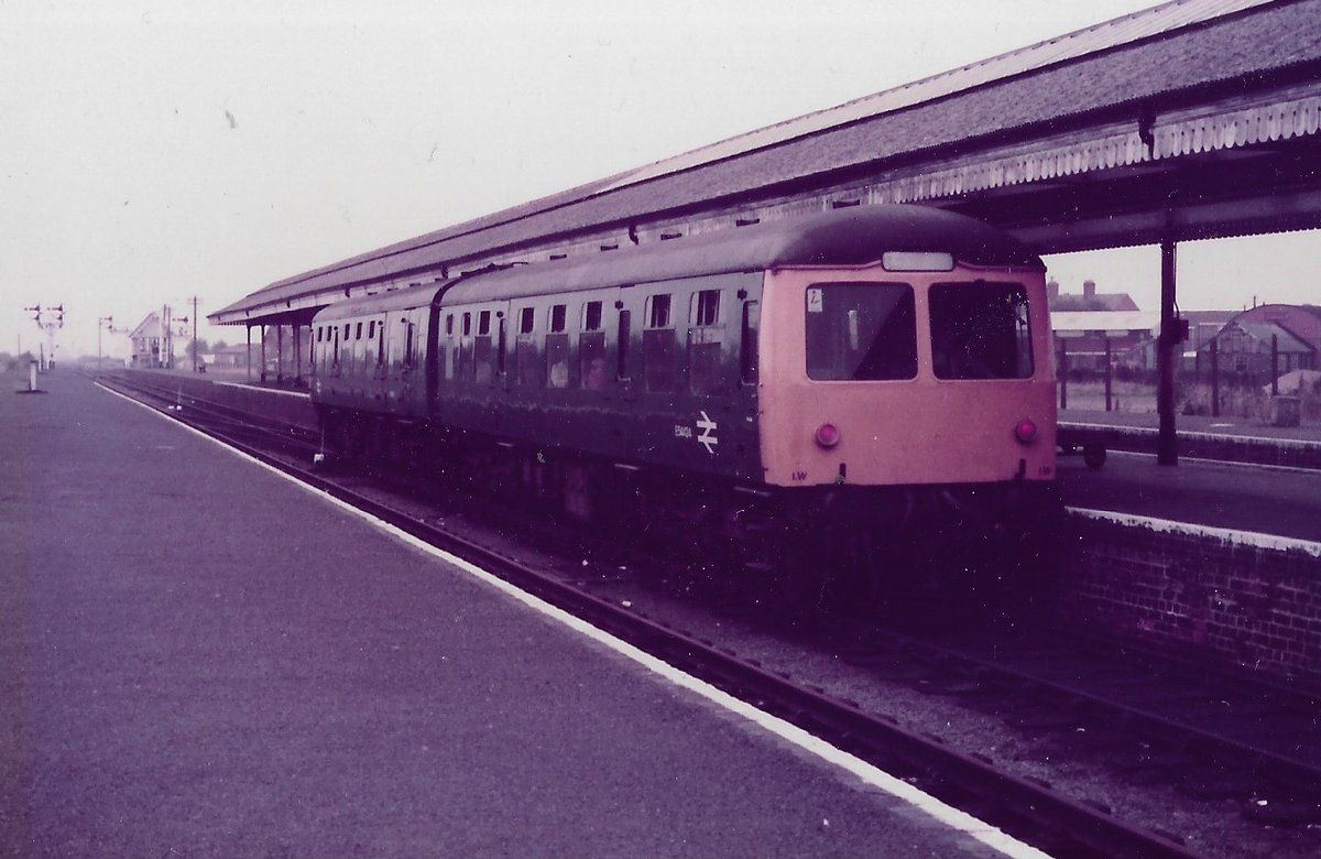 SalopianLyne's tweet image. Skegness Station 28th September 1983
About to depart, the 15:17 service to Grantham formed of British Rail Class 105 Cravens 2-car DMU 54424 + 51299 in plain BR Blue livery.
Rattling all the way!!
#BritishRail #Cravens #Class105 #DMU #Skegness #Grantham #trainspotting #BRBlue 🤓